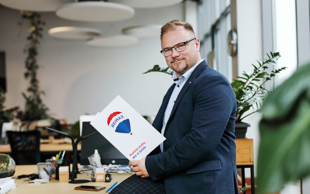 Predávate nehnuteľnosť? Aké výhody vám prinesie spolupráca s realitným maklérom?